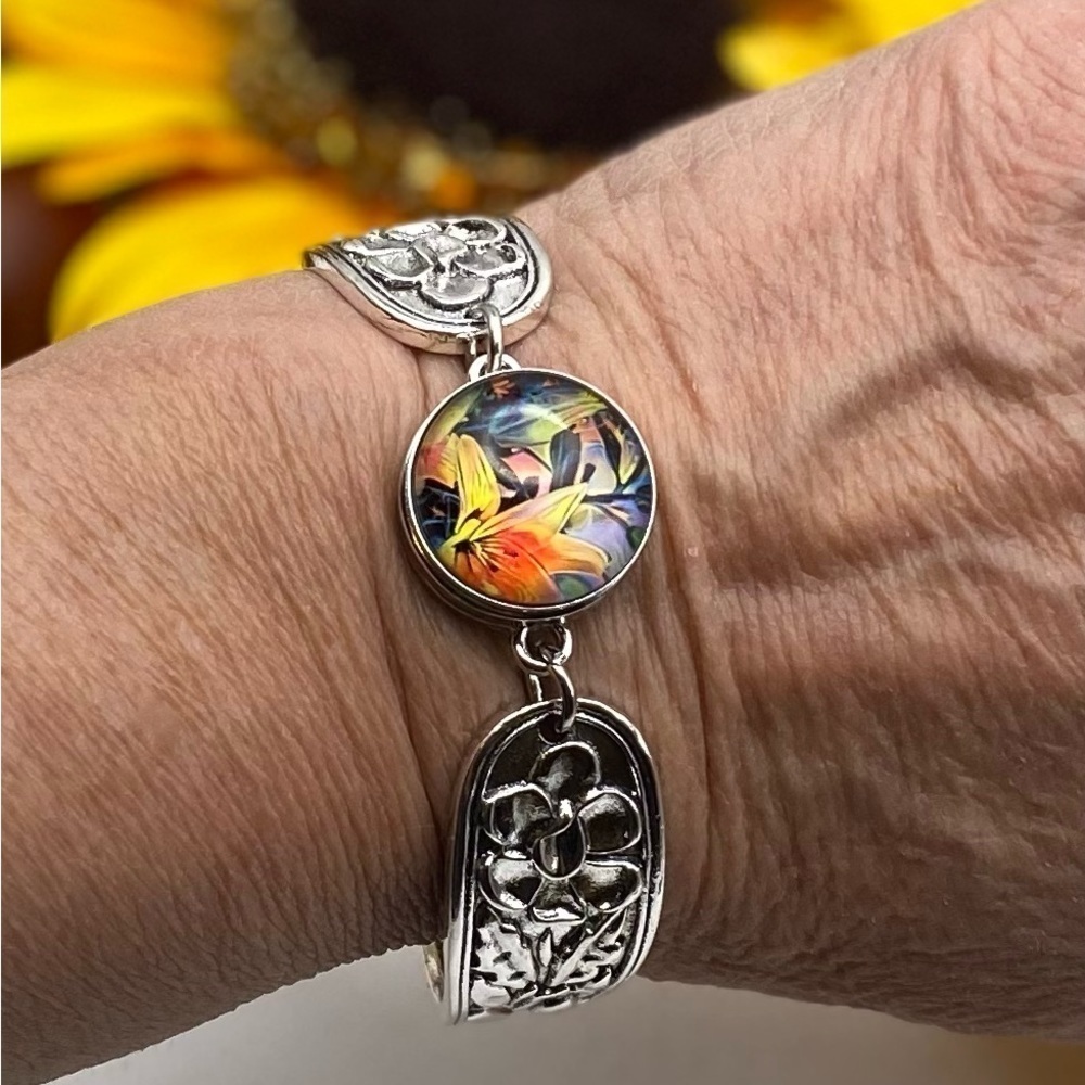 Exotic Floral Snap Jewelry Bracelet Set. Comes w/ 2 Beautiful Snaps!